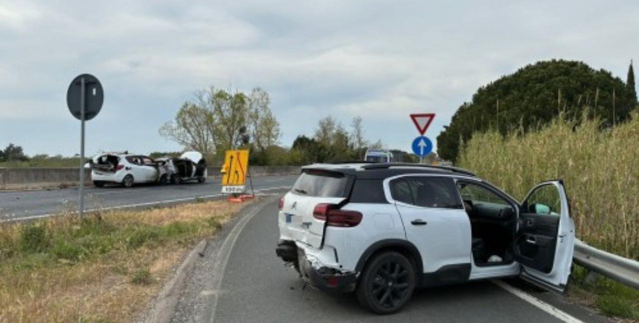 
	L&rsquo;auto su cui viaggiava Marino Filppi e sullo sfondo il precedente incidente

