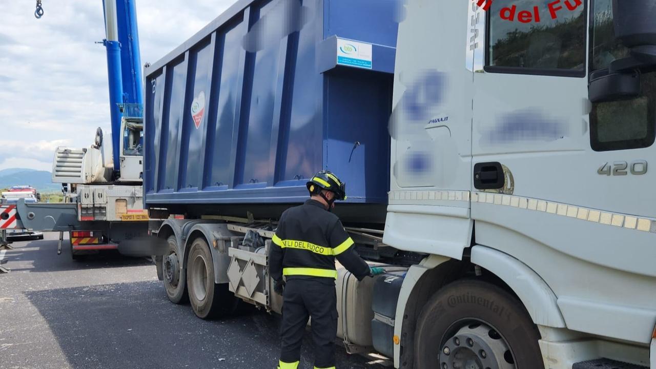 Paura sulla provinciale, camion dei rifiuti si ribalta: ferito il conducente