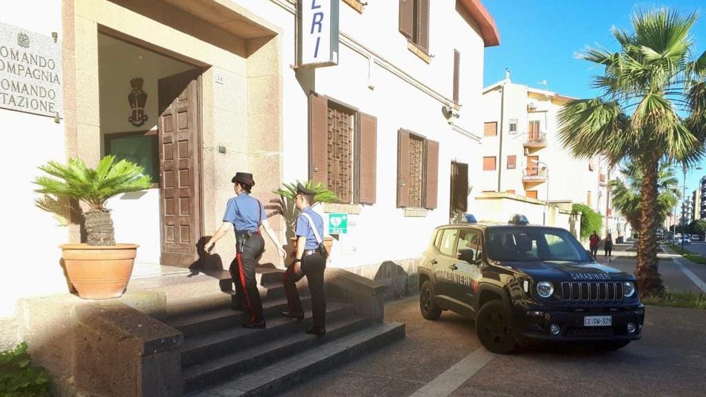 A spasso per le vie della città nonostante fosse ai domiciliari, il giudice lo rimanda a casa in attesa di processo