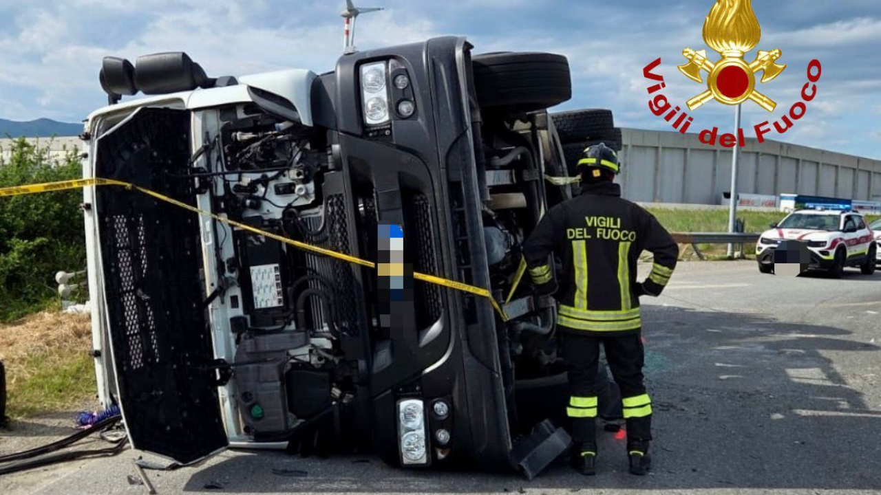 Il camion ribaltato a Pontedera