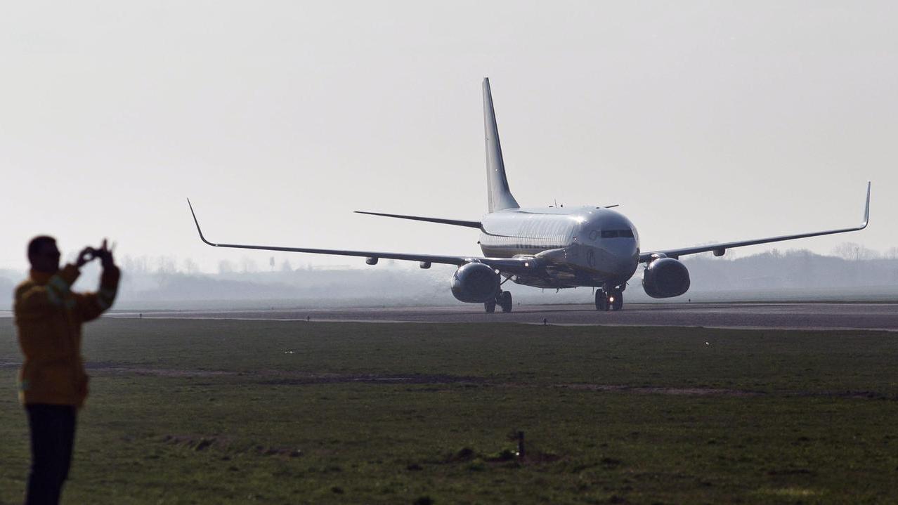 Caro carburante, il ceo di Ryanair: «Forniture garantite fino a maggio, dopo non si sa». Poi attacca Trump