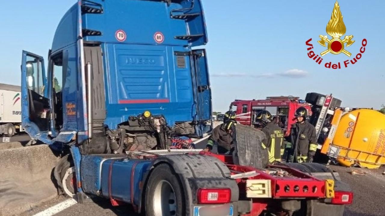 Incidente in A1 a Modena con un camion cisterna ribaltato, lunghe code e acqua distribuita agli automobilisti