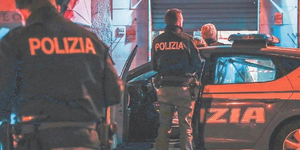 
	Poliziotti durante un intervento in via Provinciale Pisana (foto d&rsquo;archivio)

