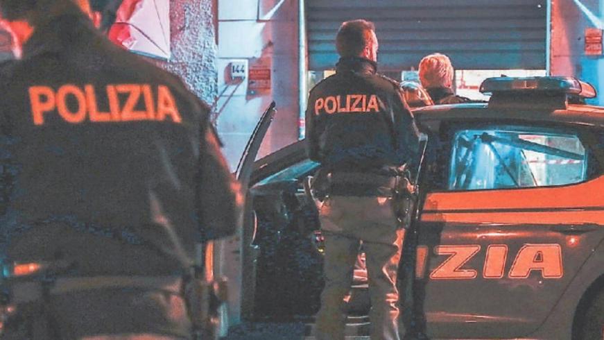 Poliziotti durante un intervento in via Provinciale Pisana (foto d’archivio)