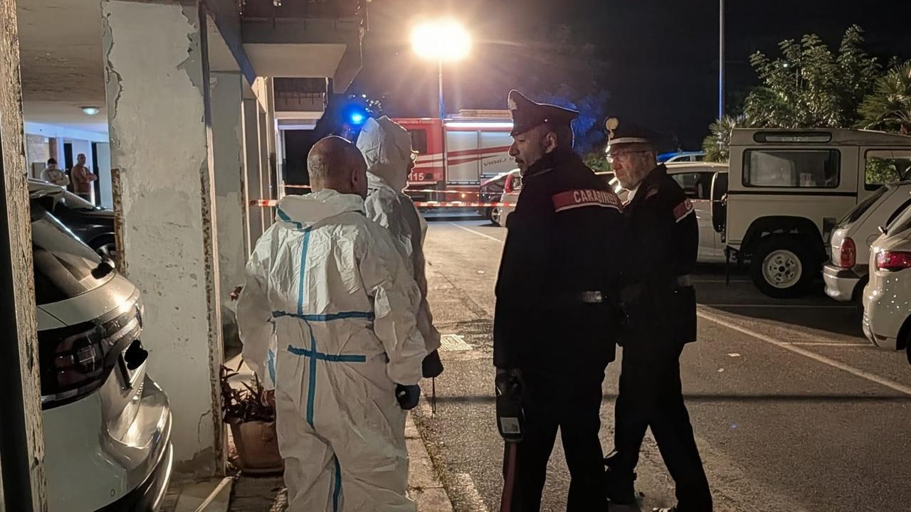 Delitto nella notte, muratore di 23 anni ucciso con un colpo di pistola al petto