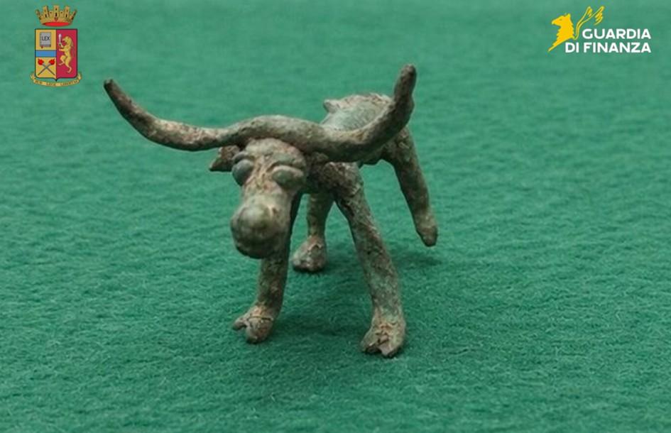 Un tesoro archeologico nascosto in casa: sequestrati un bronzetto nuragico e reperti di ossidiana