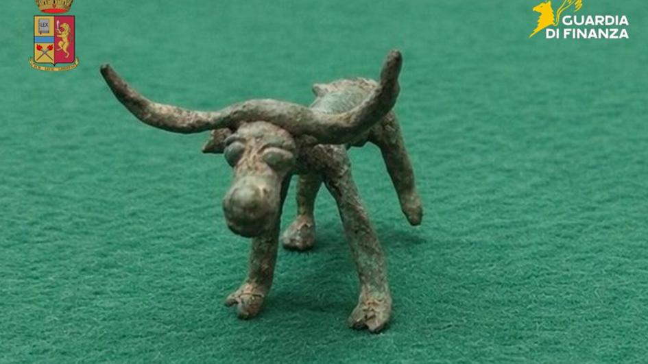 Un tesoro archeologico nascosto in casa: sequestrati un bronzetto nuragico e reperti di ossidiana