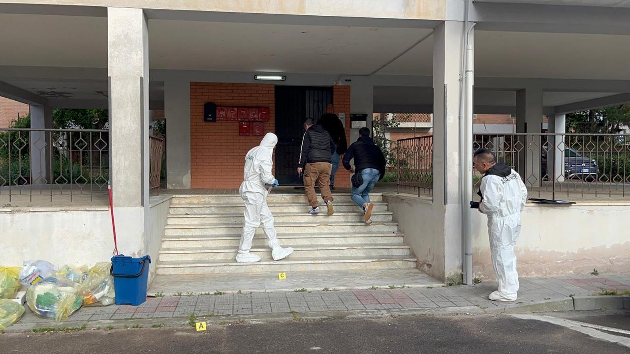 Giovane di 23 anni ucciso con un colpo al torace: «Abbiamo sentito lo sparo e poi un lamento, sotto casa c’erano tanti giovani»