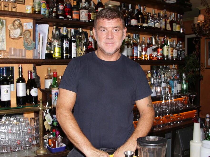 
	Michele Bartoli nel suo bar Pietrasantese in piazza Duomo

