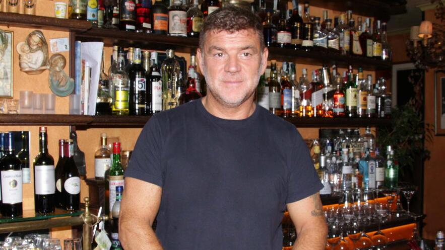 Michele Bartoli nel suo bar Pietrasantese in piazza Duomo