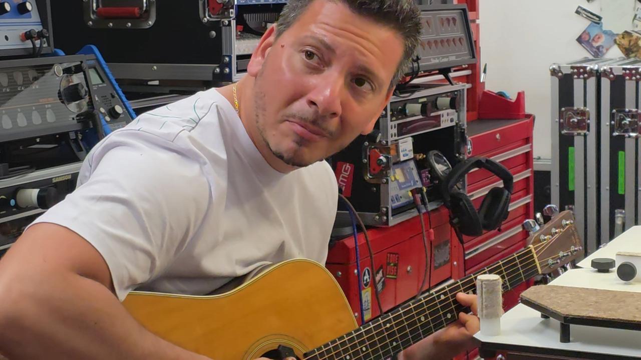 A Sassari il laboratorio segreto delle star della musica: nella liuteria di Stefano Mura arriva il grande Andrea Valeri