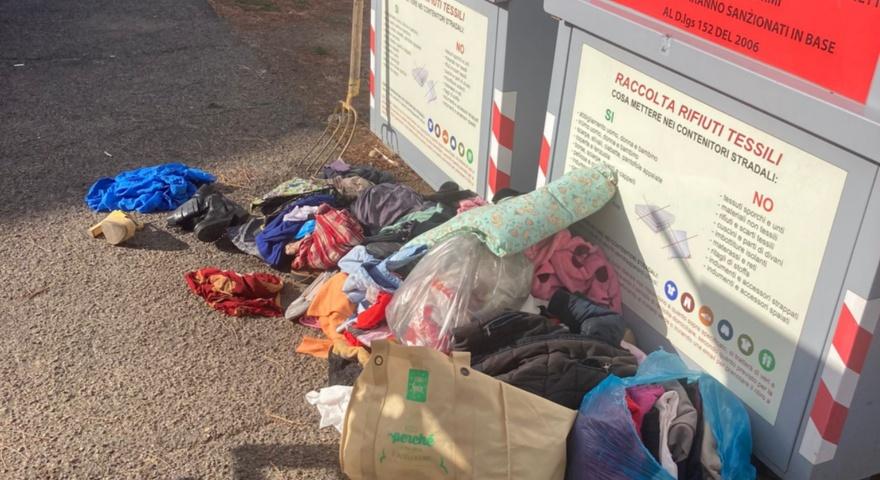 Stop al ritiro degli abiti usati: via tutti i cassonetti dalla città