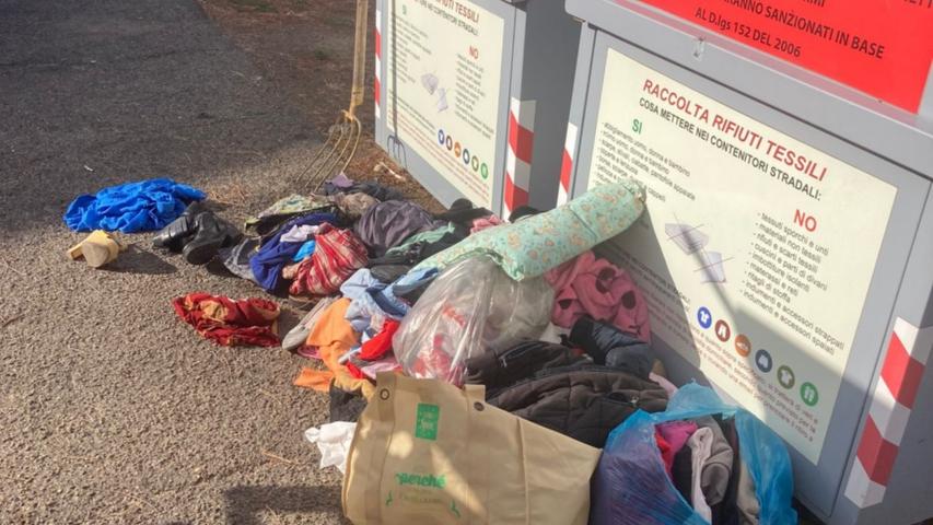 Stop al ritiro degli abiti usati: via tutti i cassonetti dalla città