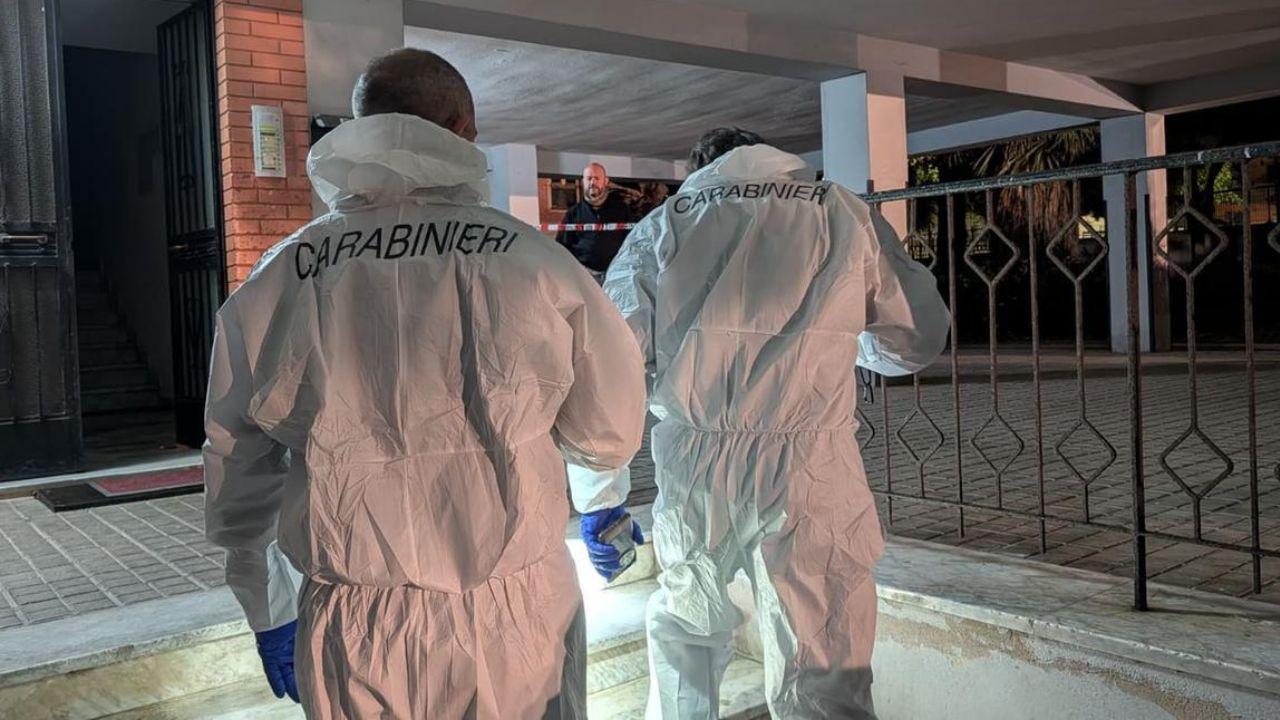 
	Sul posto i rilievi (foto <a href="https://www.lanuovasardegna.it/cagliari/cronaca/2026/04/23/news/omicidio-nel-cortile-di-un-condominio-23enne-ucciso-con-un-colpo-di-pistola-ecco-chi-e-la-vittima-cosa-sappiamo-1.100860334">Nuova Sardegna</a>)

