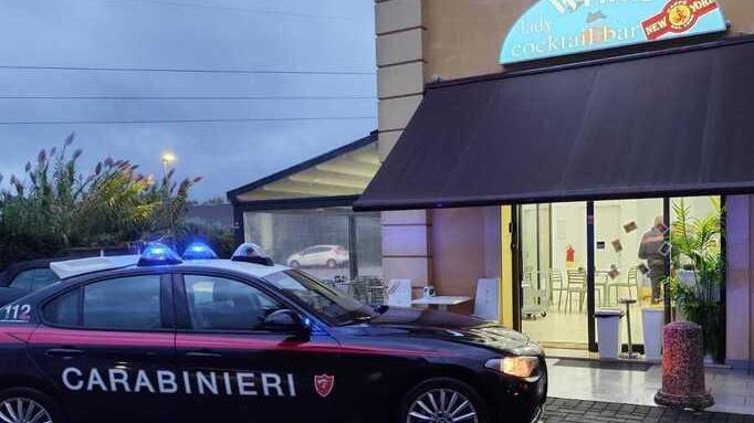 I carabinieri sul luogo di uno dei furti contestati agli arrestati