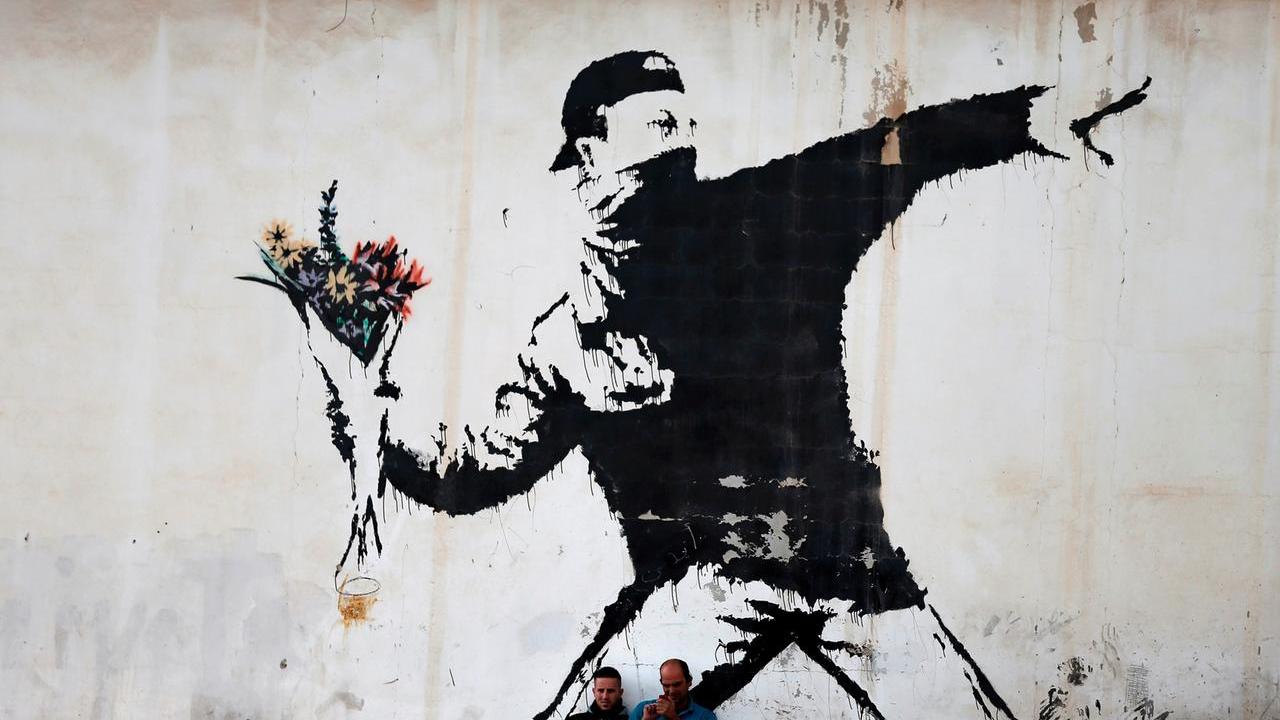 Banksy sbarca ai Petali: un viaggio a 360 gradi tra le opere dell’artista