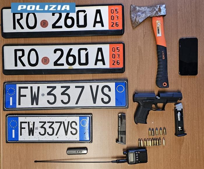 Armi e targhe false: scatta la perquisizione al campo nomadi, tre denunciati