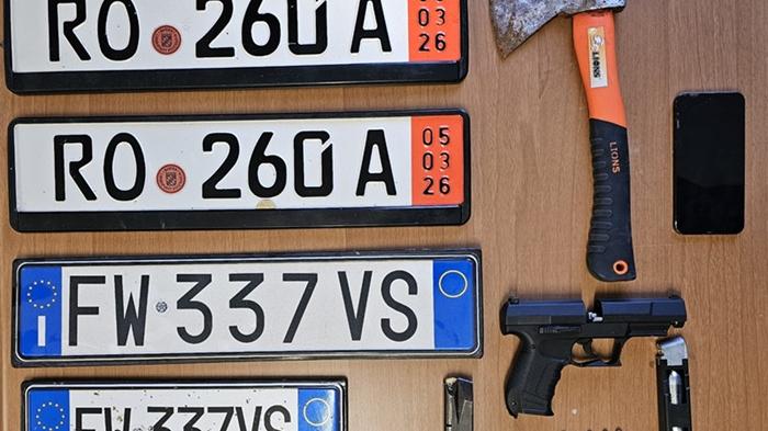 Armi e targhe false: scatta la perquisizione al campo nomadi, tre denunciati