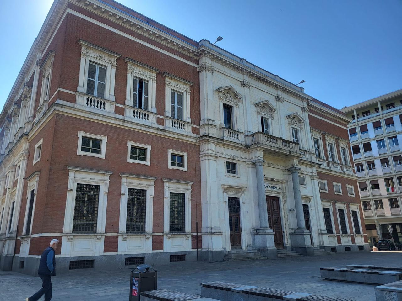 I carabinieri si spostano all’ex Banca d’Italia: tutto quello che sappiamo