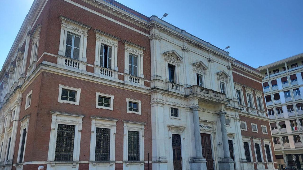 I carabinieri si spostano all’ex Banca d’Italia: tutto quello che sappiamo