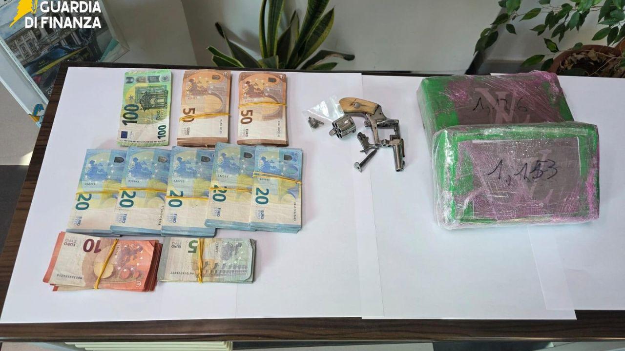 
	La droga, la pistola e i contanti sequestrati dalla guardia di finanza

