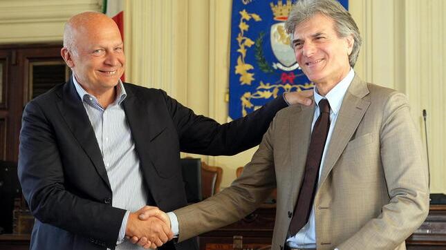 La stretta di mano tra il sindaco Claudio Del Rosso (a sinistra) e Luca Quercioli (foto Nucci)
