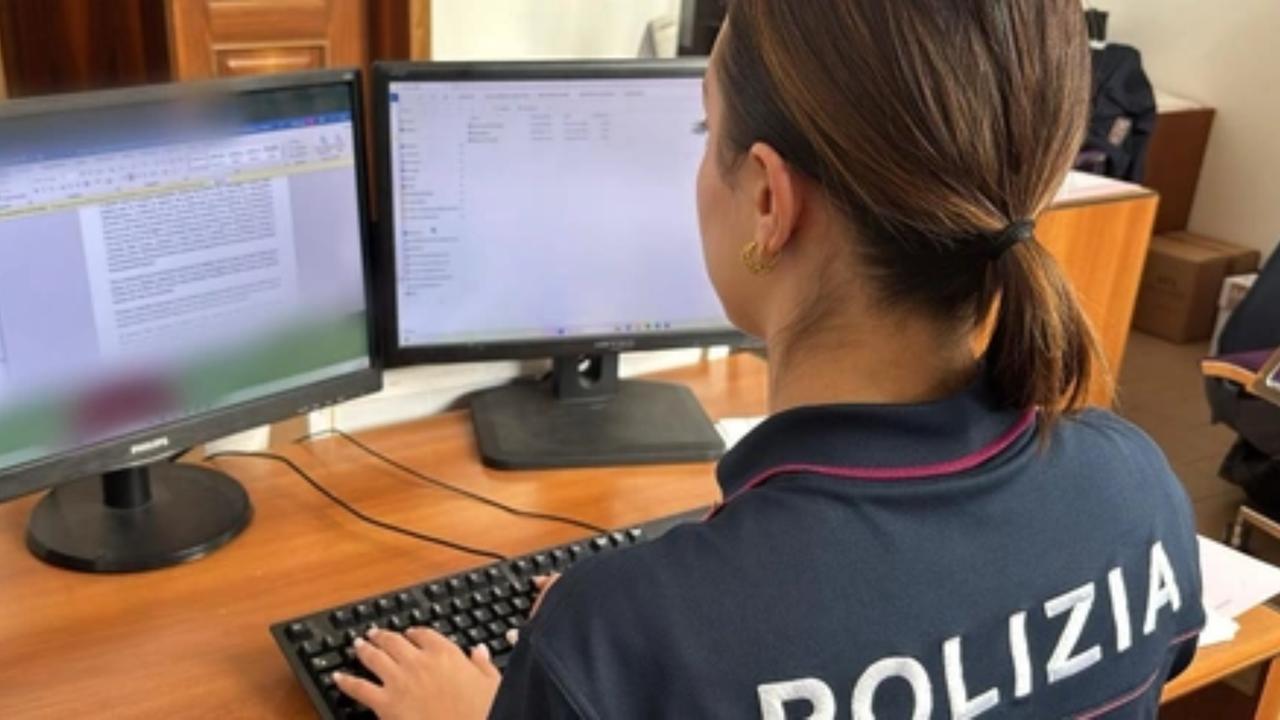 Adolescente di Bologna adescata online: un modenese tra i 6 indagati, si scava in pc e smartphone