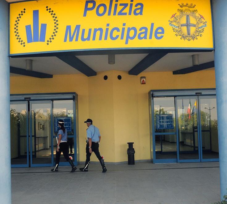 «Meno vigili in ufficio, più nelle strade» 