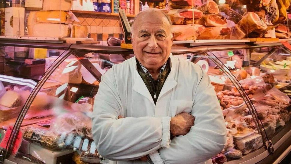 Carlo Benigni davanti al suo banco al mercato delle Vettovaglie