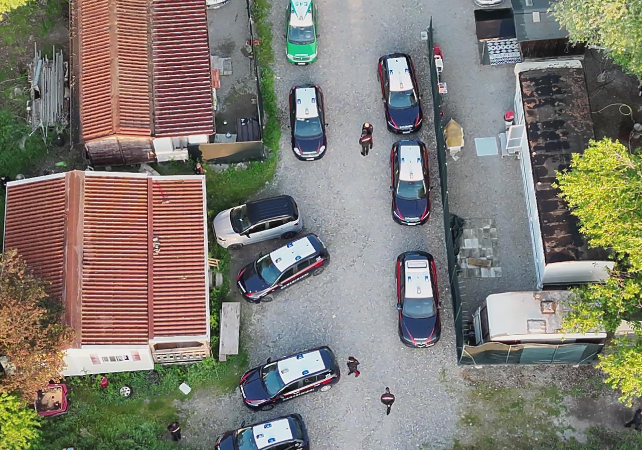 Blitz all’alba nel campo nomadi, smantellata rete di spaccio. Tra i clienti anche minorenni e fragili
