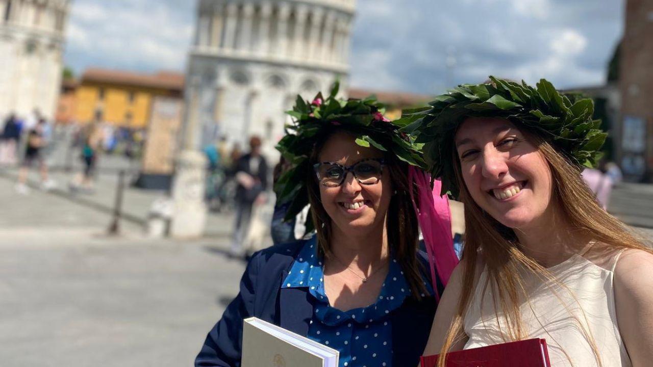 Giulia Gatti e Valentina Balsini in piazza del Duomo per una foto ricordo dopo aver discusso la tesi di laurea