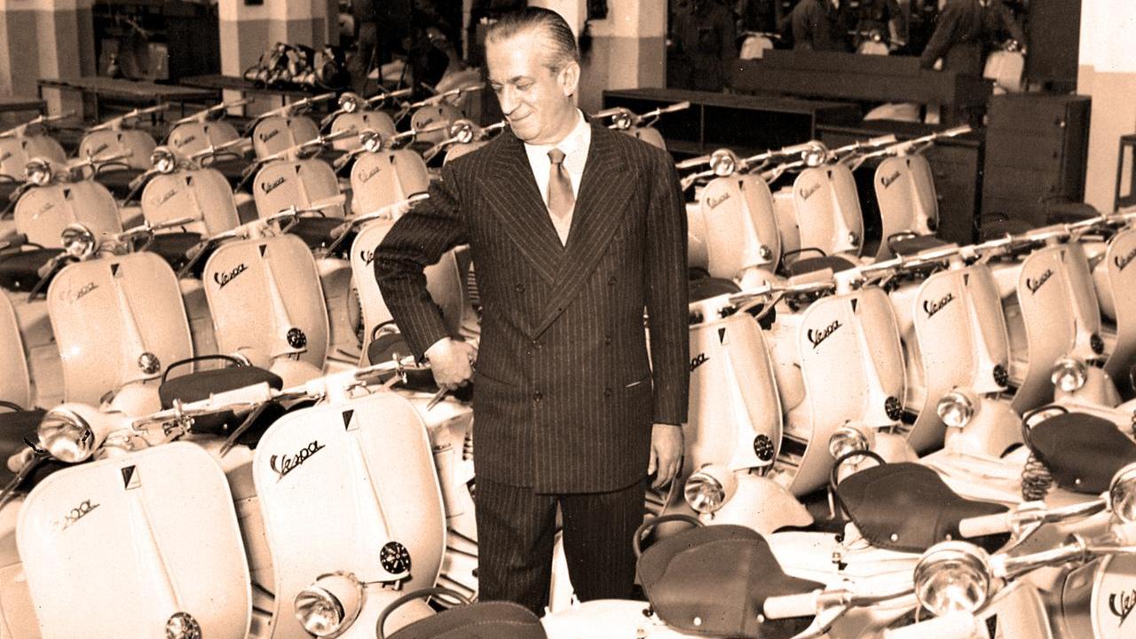 Enrico Piaggio tra le sue Vespe all’interno dello stabilimento di Pontedera