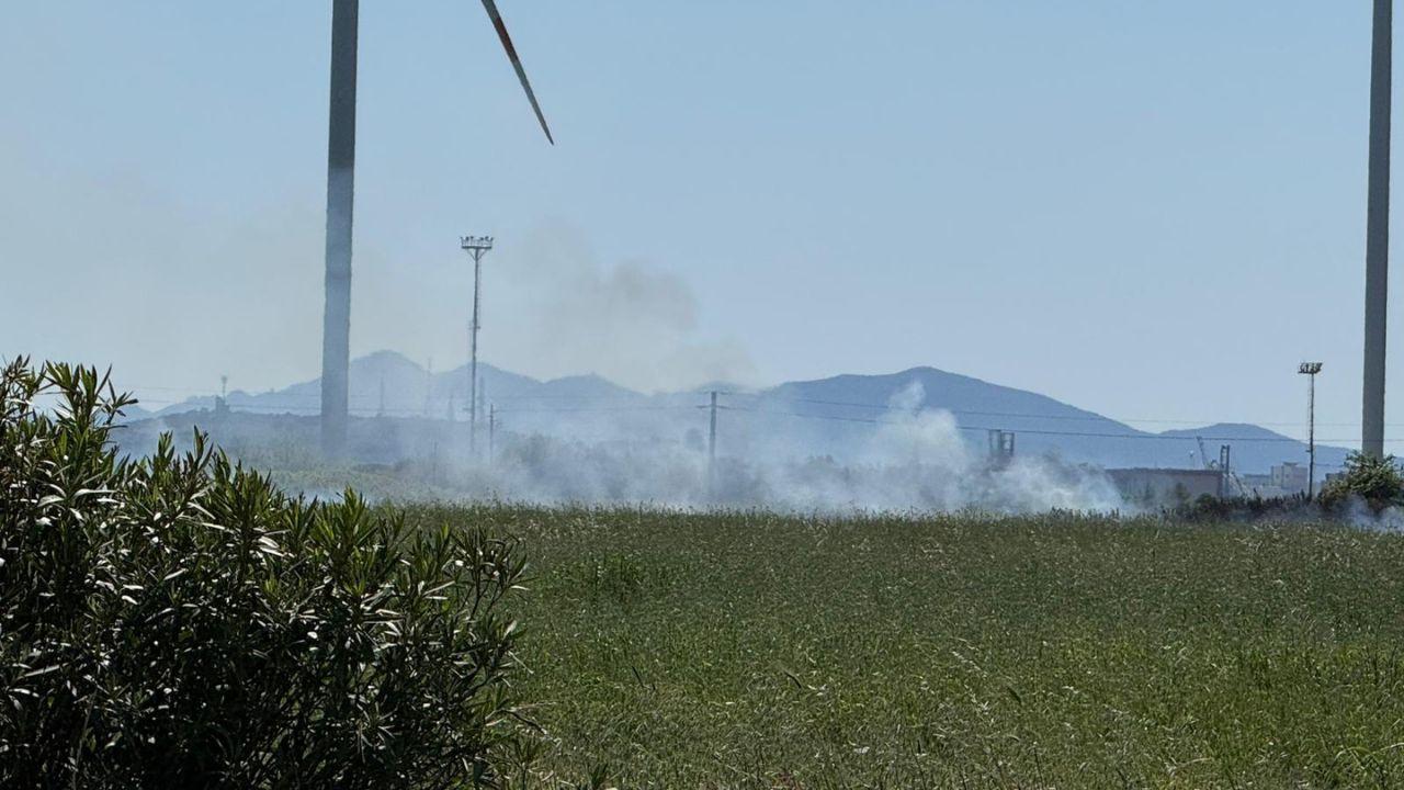L'incendio (foto Lorenzo Manzini)