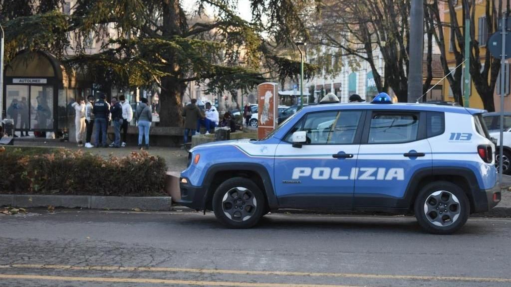 Un'auto della polizia durante un intervento (foto d'archivio)