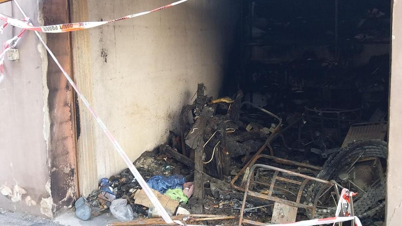 Incendi, spaccio e violenza. La testimonianza da via Paradisi: «Qualche notte fa stavamo andando a fuoco: abitando qui si rischia la vita»