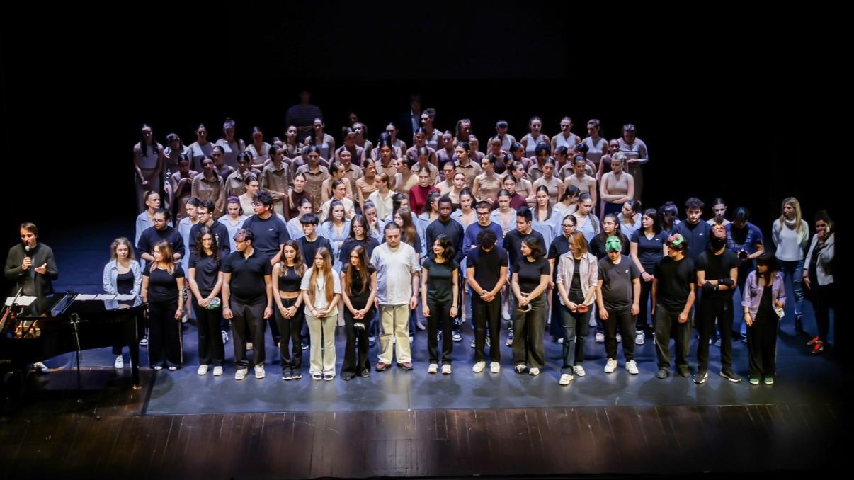 “Invivavoce”, duemila corpi riempiono il teatro Storchi: il coraggio dei giovani prende voce