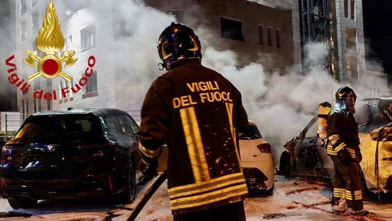 Paura a Olbia, tre auto a fuoco nel parcheggio di un hotel