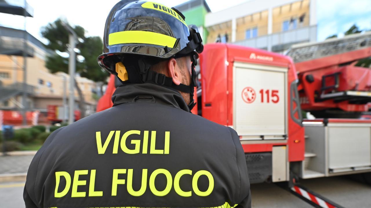 Attimi di terrore nella notte, a fuoco un’auto: cosa sappiamo