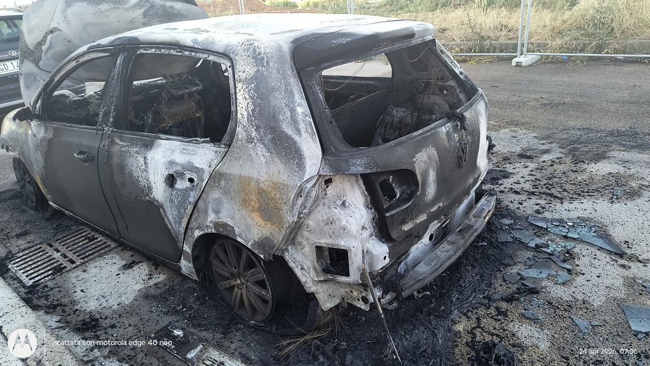 Attimi di terrore a Porto Torres, auto incendiata nella notte: le telecamere riprendono un uomo incappucciato