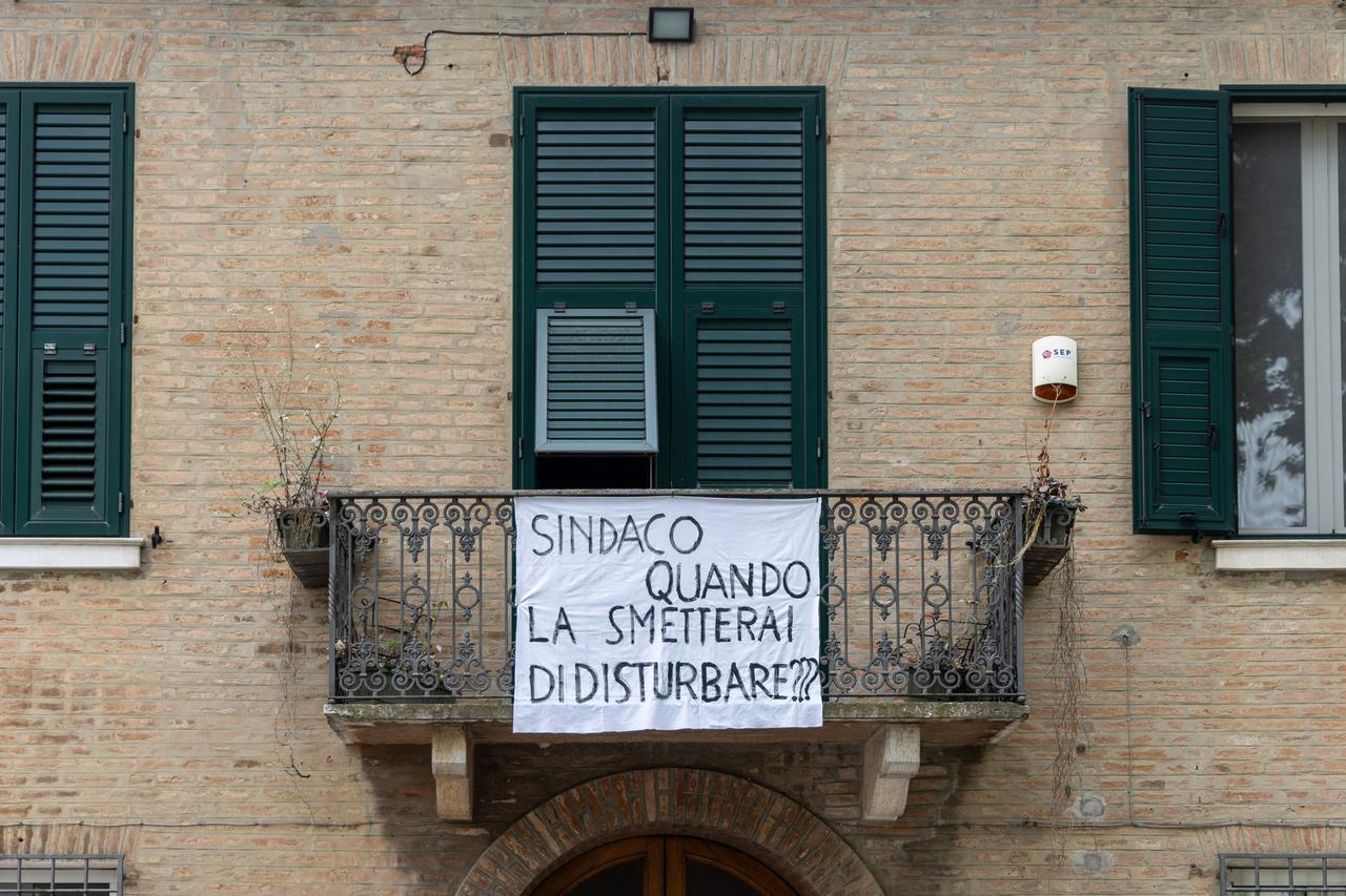 Ferrara, rimosso lo striscione contro l’operato del sindaco: Fabbri schernisce con un meme social