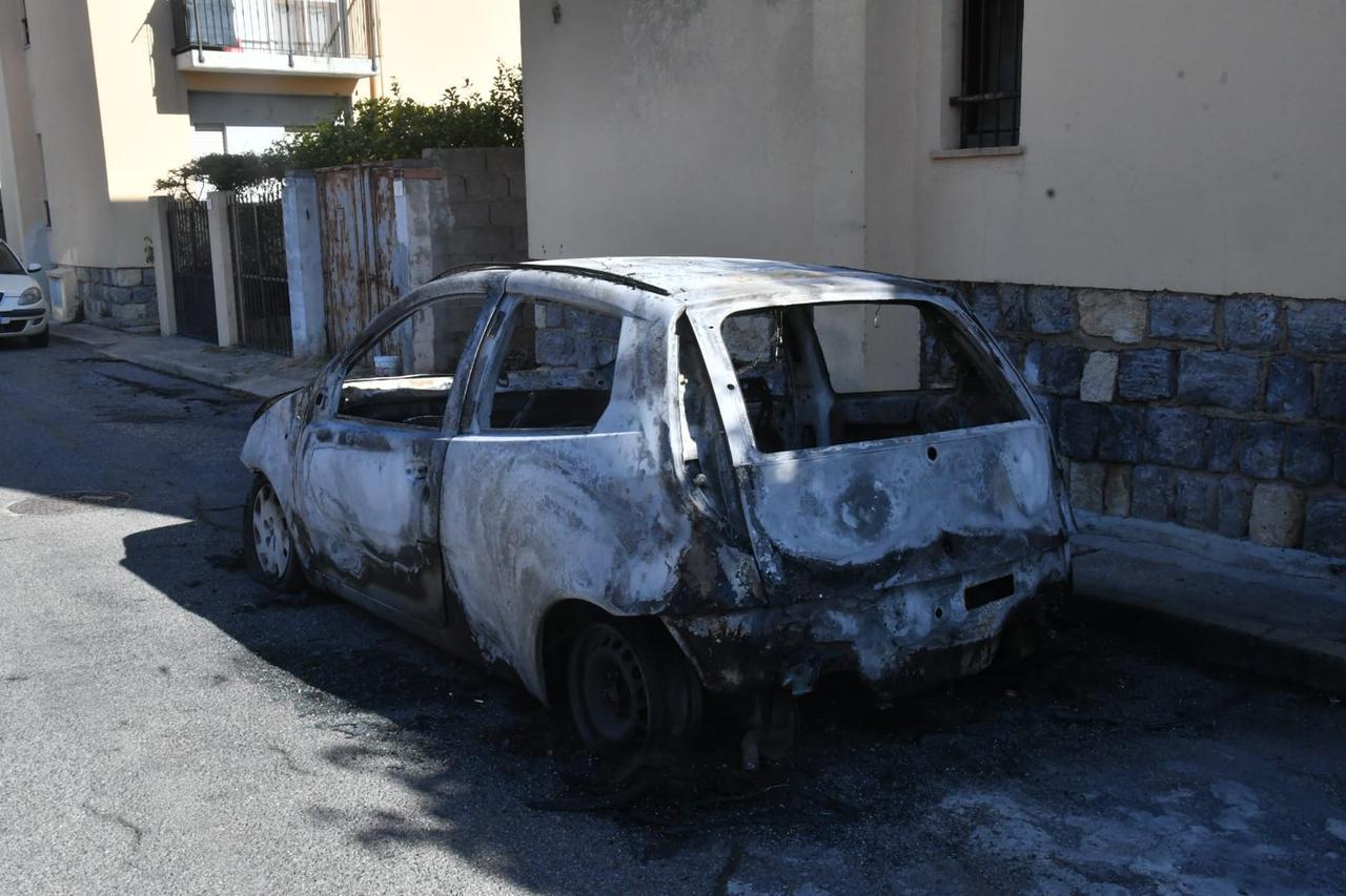 Attimi di terrore nella notte, a fuoco un’auto: cosa sappiamo