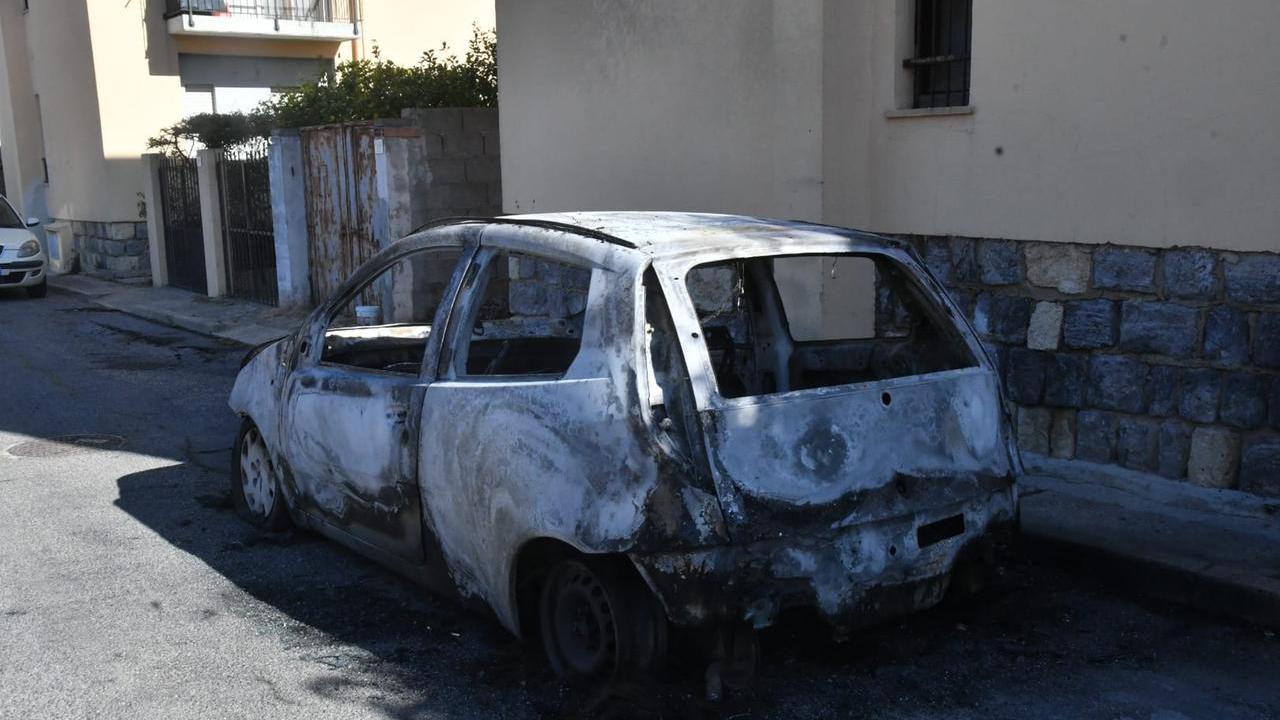 Attimi di terrore nella notte, a fuoco un’auto: cosa sappiamo