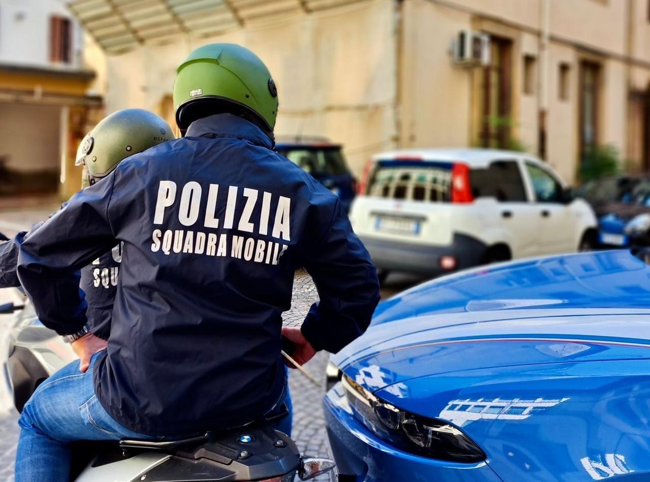 Firenze, spari nella notte alle Cascine: colpi contro un portone, indaga la polizia