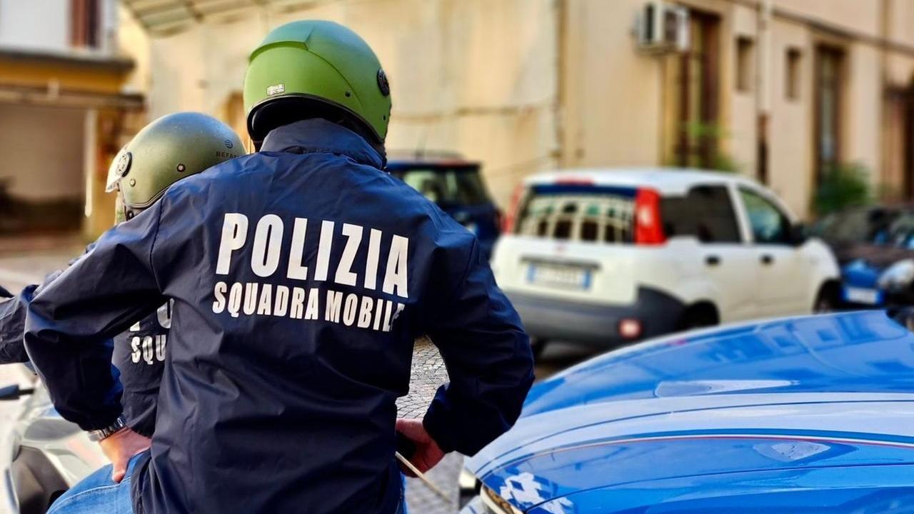Firenze, spari nella notte alle Cascine: colpi contro un portone, indaga la polizia