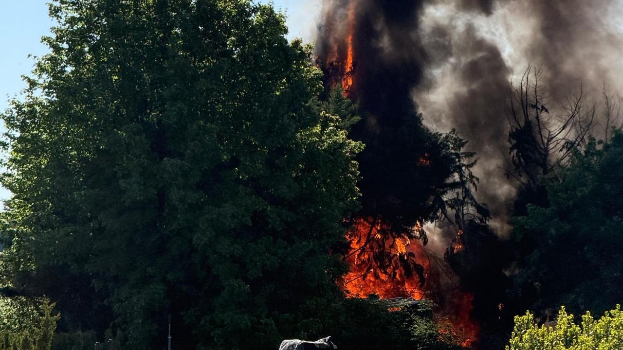 Pistoia, fiamme in un deposito: c’è una maxi-colonna di fumo