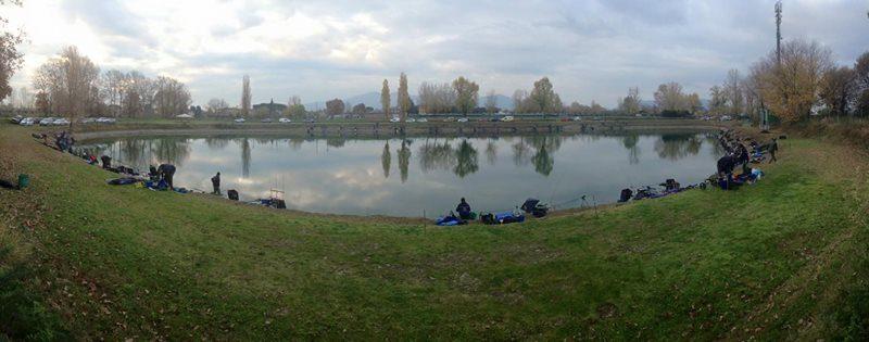 Giovane punta con una siringa da un uomo incappucciato ai laghetti di Lammari