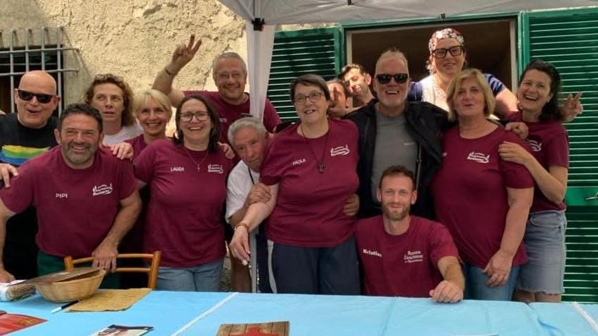 Il gruppo di cittadini dell’associazione nata a Montefegatesi per la vendita delle abitazioni e contro lo spopolamento