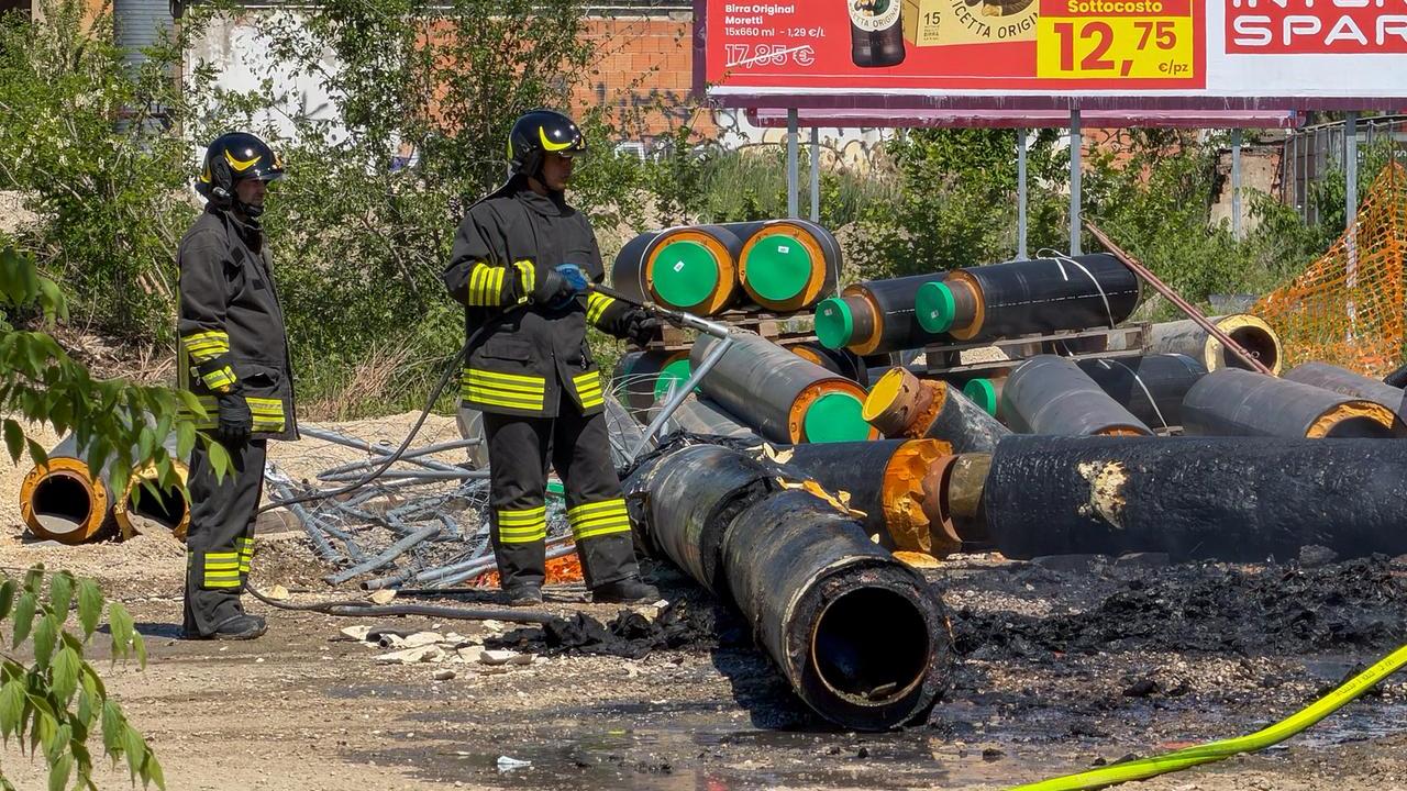 Incendio al cantiere del nuovo palazzetto dello sport di Ferrara