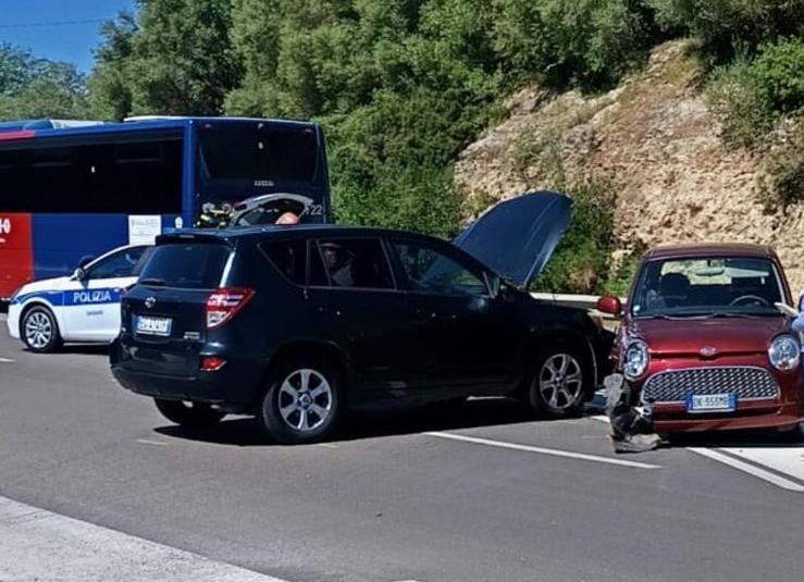 Sassari, scontro fra due auto: il violento impatto manda fuori strada gli automobilisti