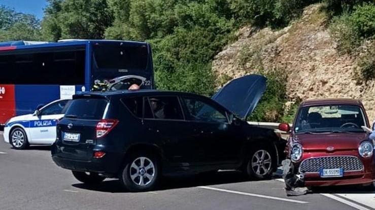 Sassari, scontro fra due auto: il violento impatto manda fuori strada gli automobilisti